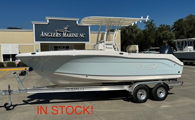 2027 Robalo R200 Ice Blue/White 